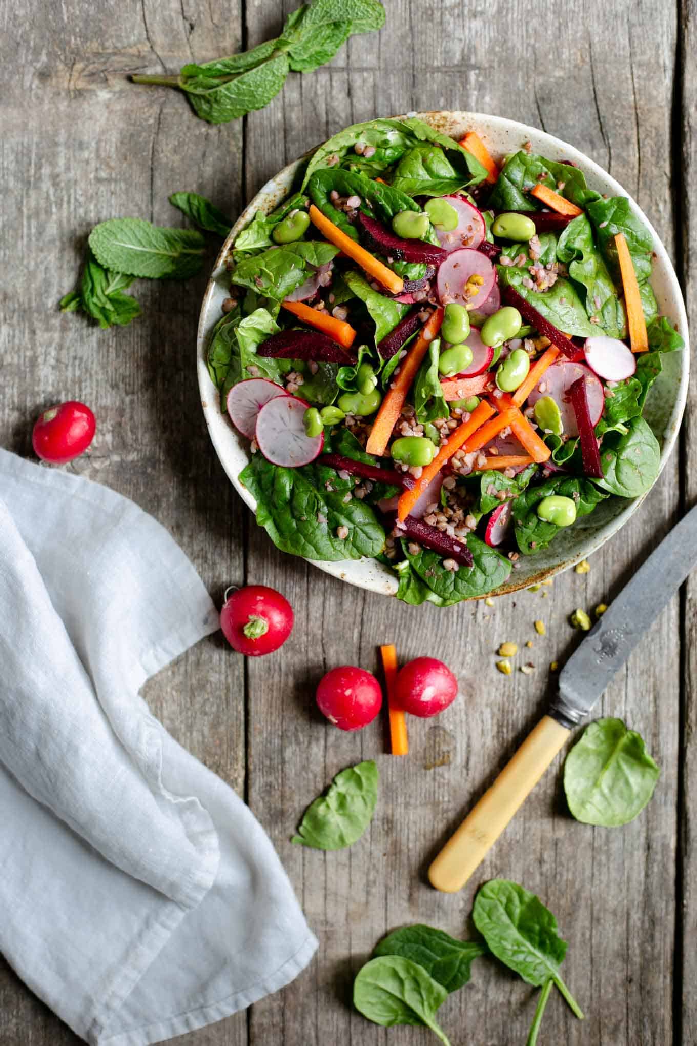 Super clean spinach and beetroot salad #saladrecipe #veganfood #plantbased #foodphotography | via @annabanana.co