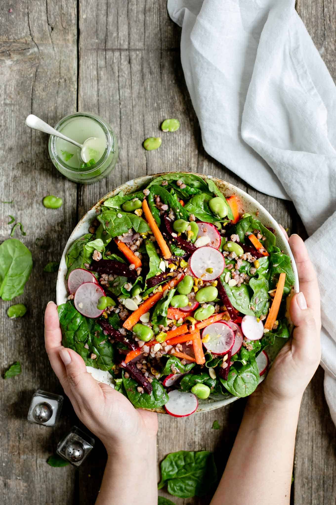 Spinach and beetroot salad packed with fresh vegetables #healthysalad #veganrecipe #dairyfree | via @annabanana.co