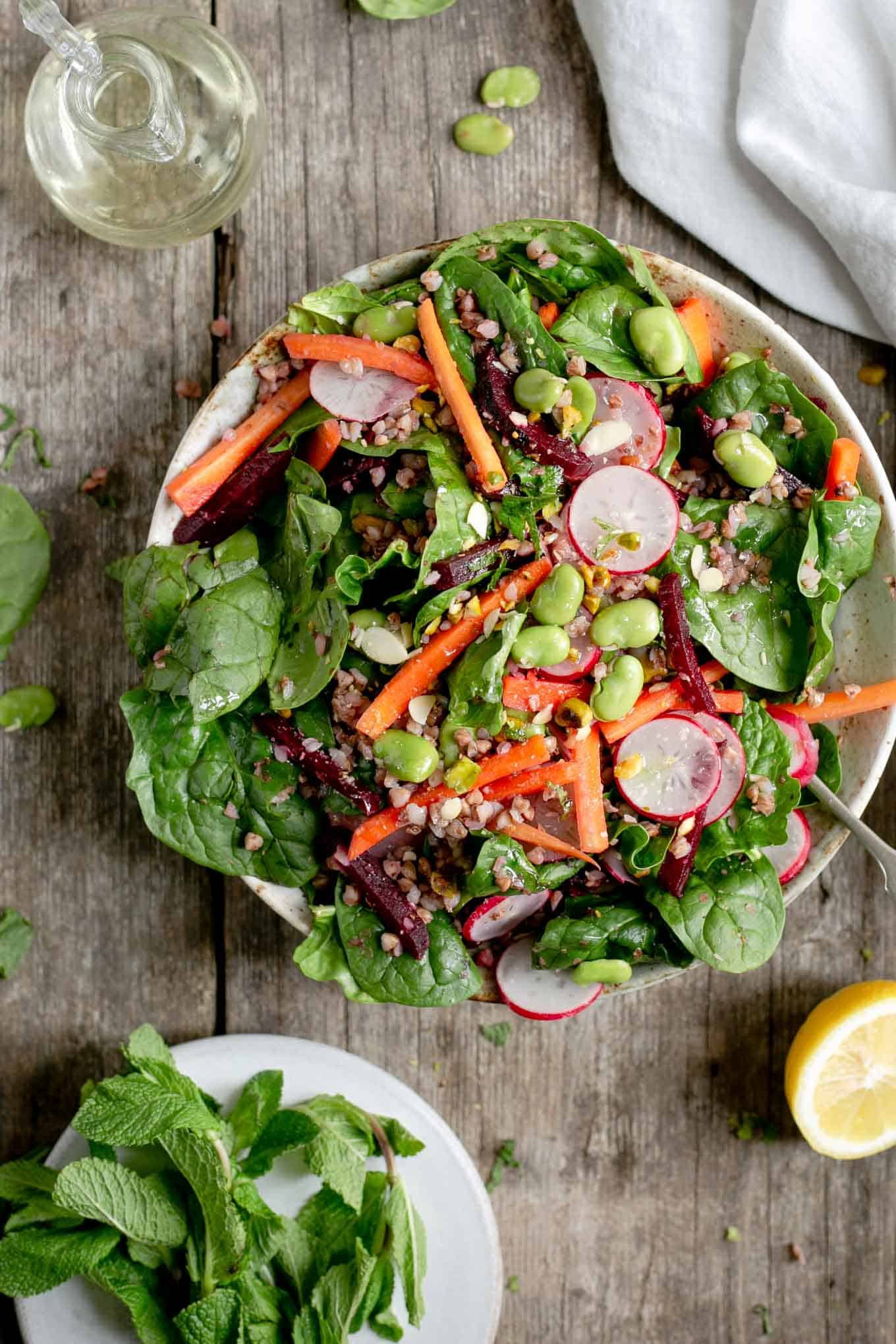 Super clean spinach and beetroot salad with  buckwheat #saladrecipe #vegansalad #dairyfree | via @annabanana.co