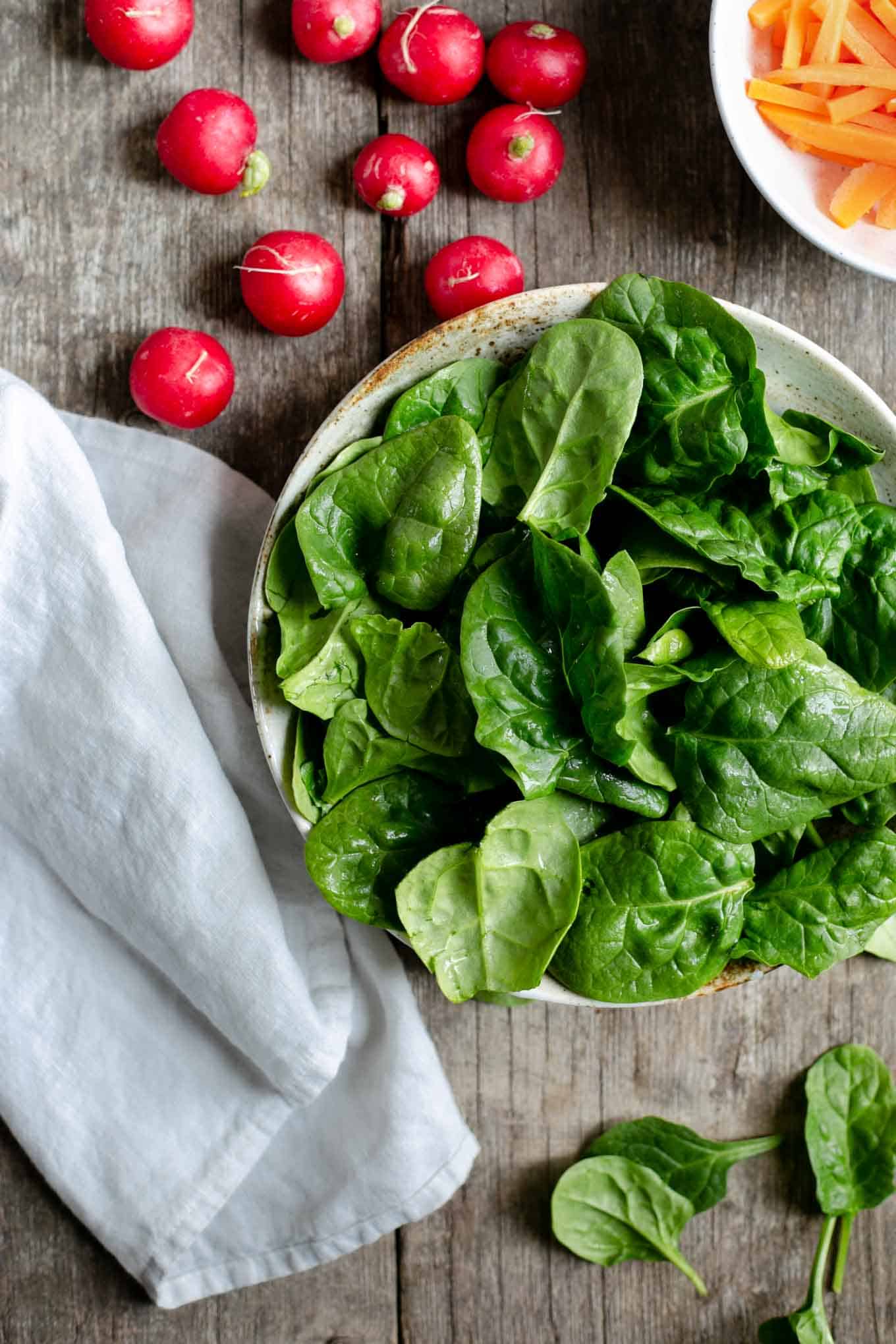Fresh, super-clean spinach and beetroot salad #veganrecipe #saladrecipe #healthyfood | via @annabanana.co
