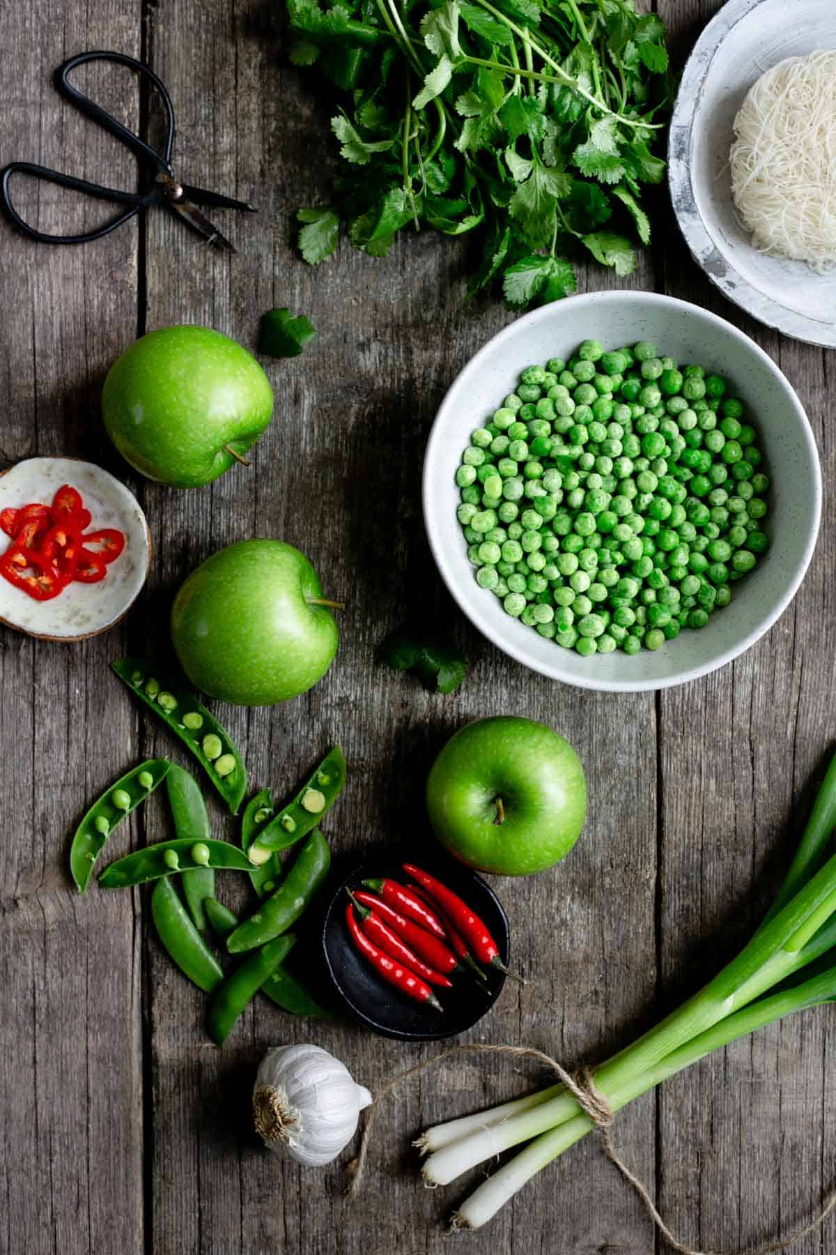 Thai style pea and apple soup, only 7 ingredients! #healthyrecipe #vegan | via @annabanana.co