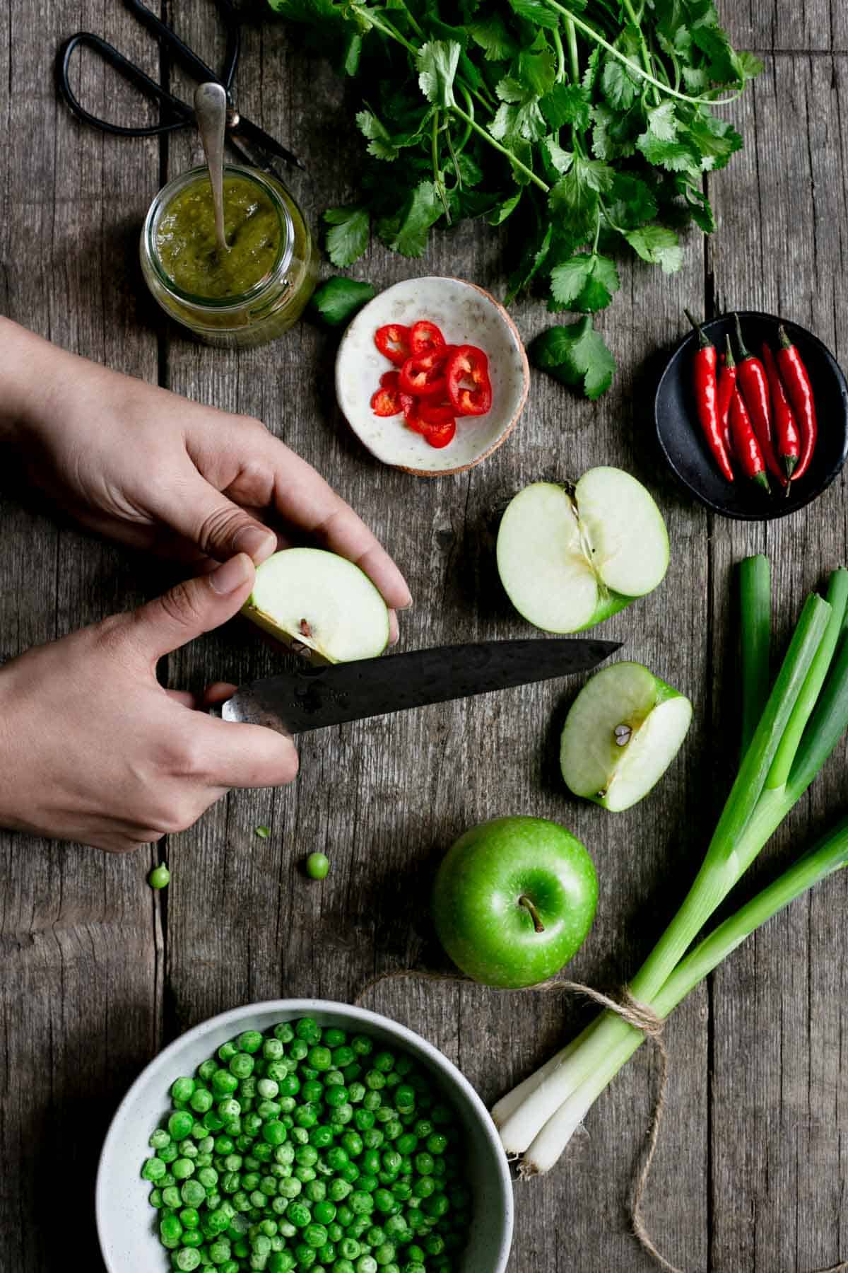 Easy Thai style pea and apple soup, simple ingredients, delicious flavours. #vegansoup #thaisoup | via @annabanana.co