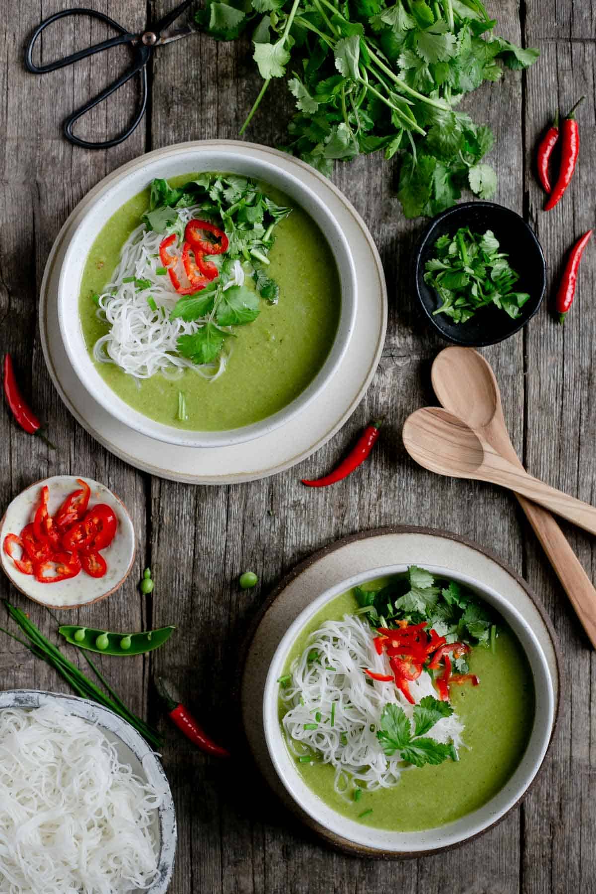 Super easy, full of flavour Thai style pea and apple soup #souprecipe #healthyrecipe | via @annabanana.co