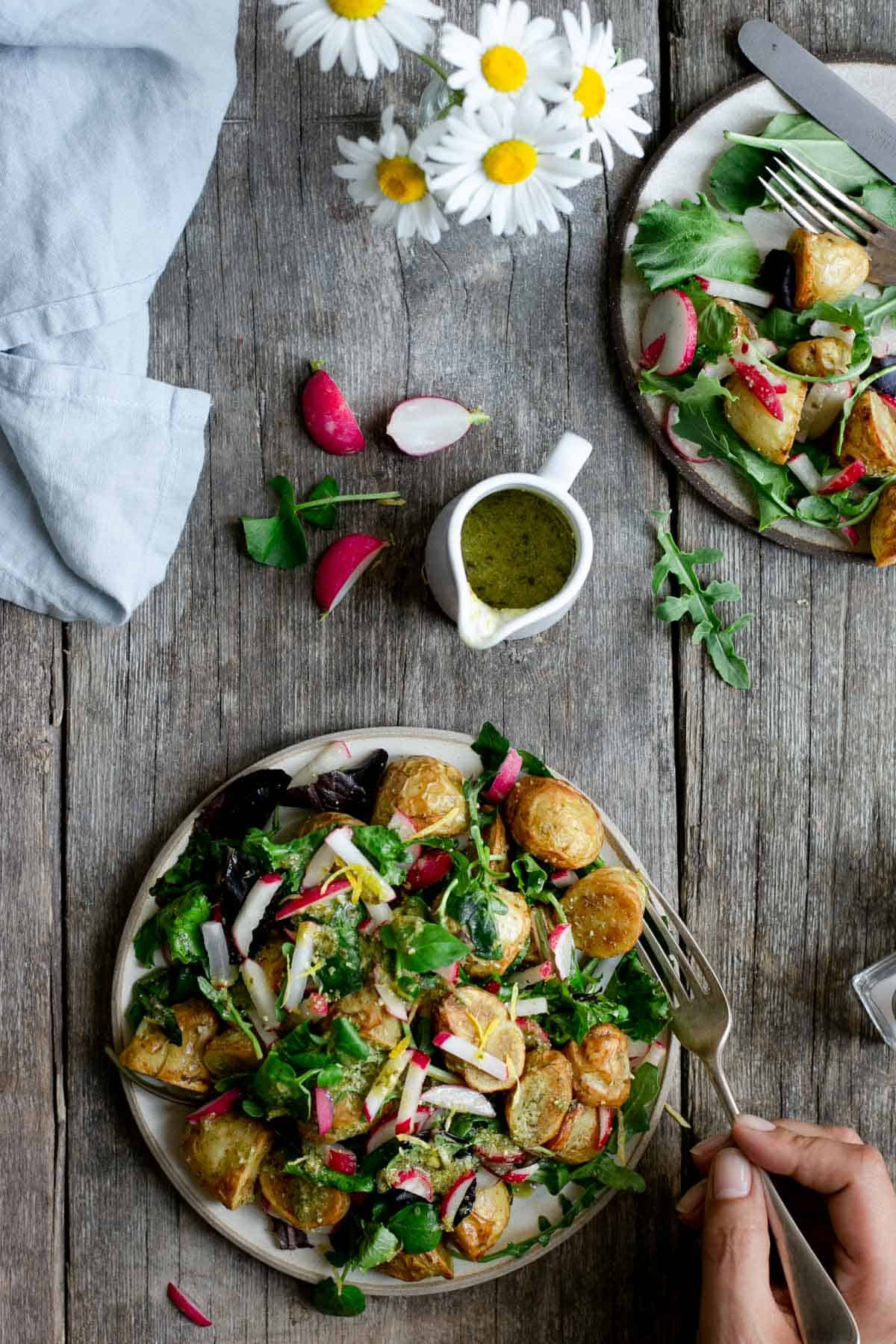 Quick and delicious roasted new potato salad with pesto #dairyfree #healthyrecipe #foodphotography | via @annabanana.co