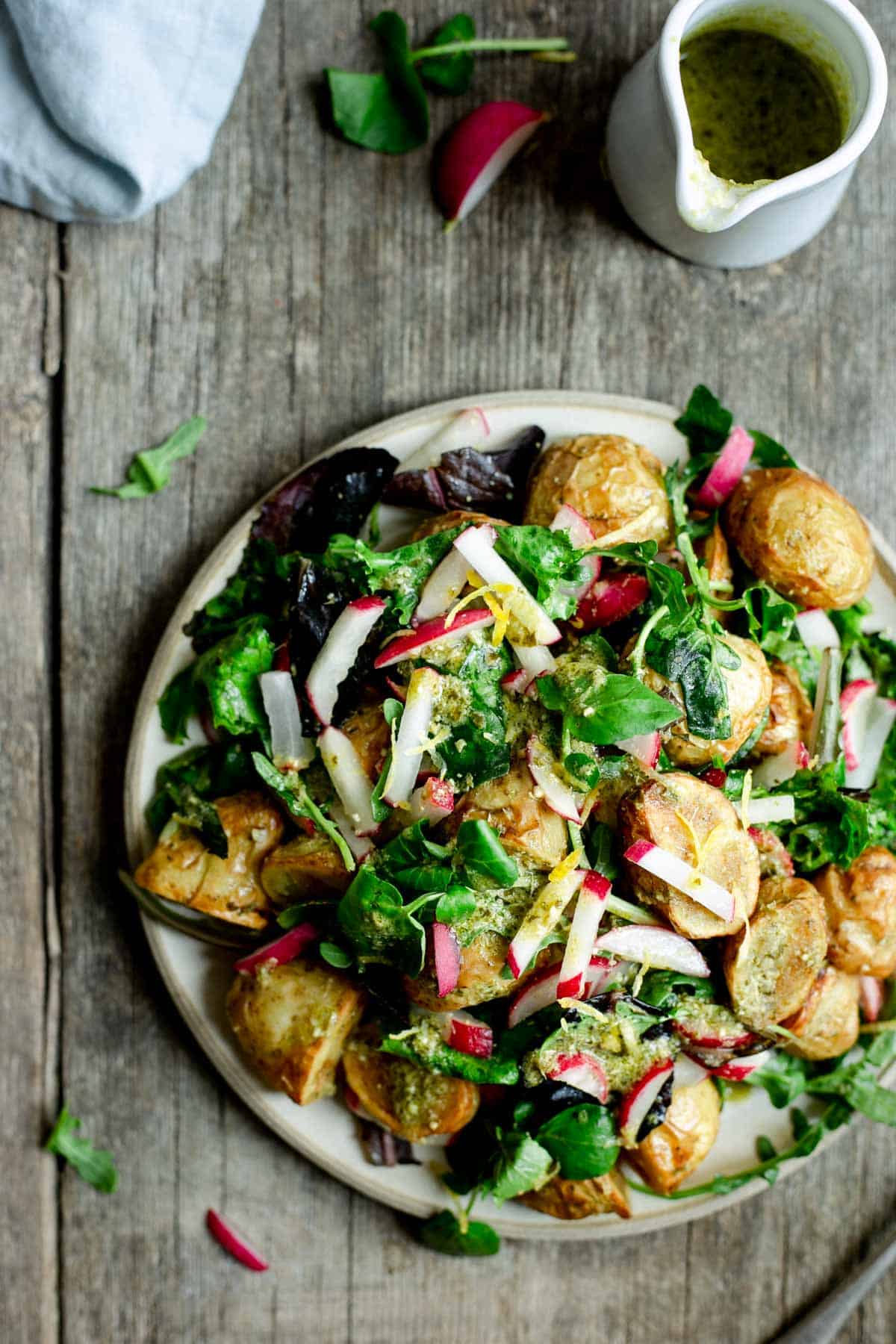Roasted new potato salad with pesto. Perfect summer meal! #saladrecipe #newpotatoes #vegan | @annabanana.co