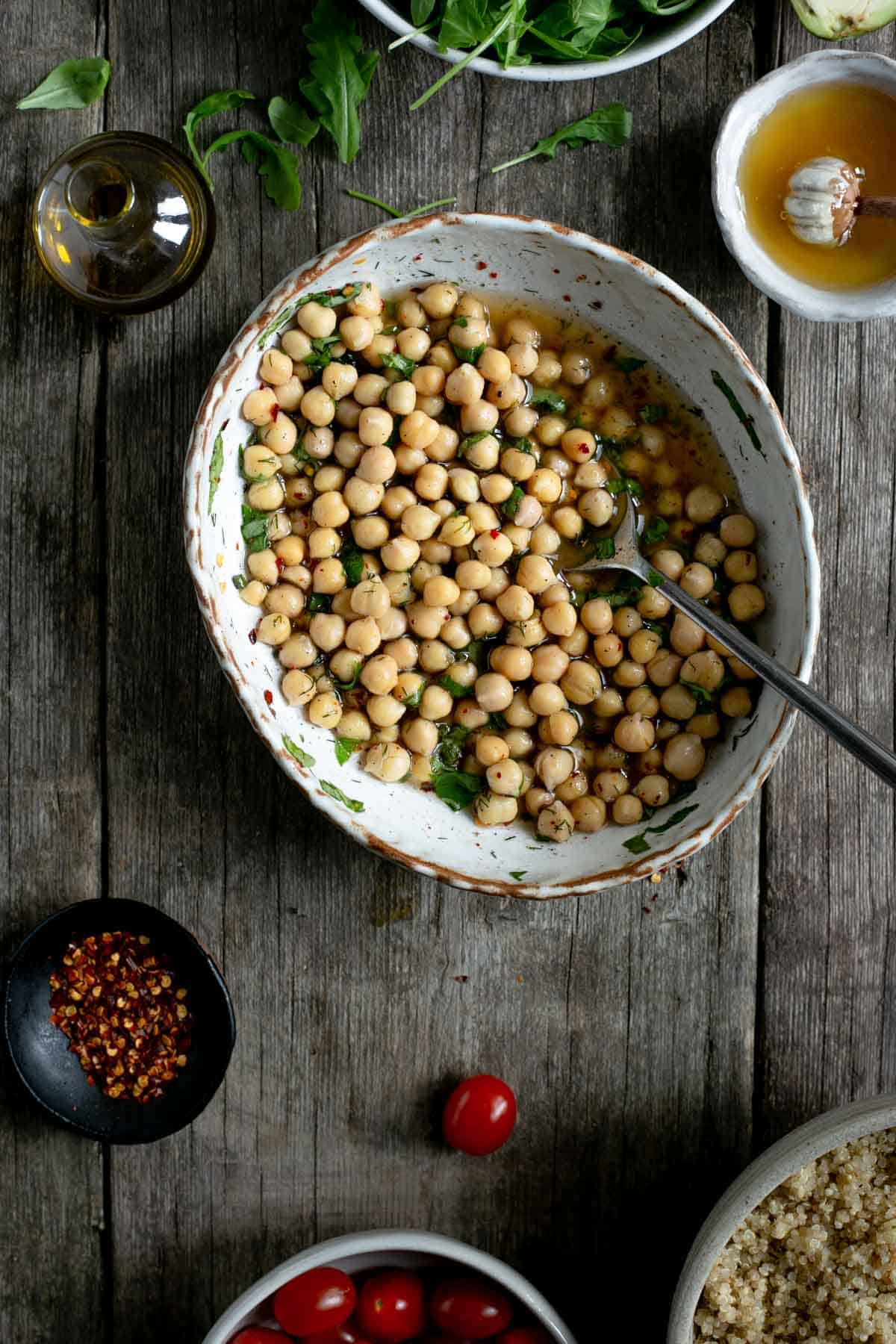 Marinated chickpeas for tomato and quinoa salad jars #vegan #veganrecipe #saladjars | via @annabanana.co