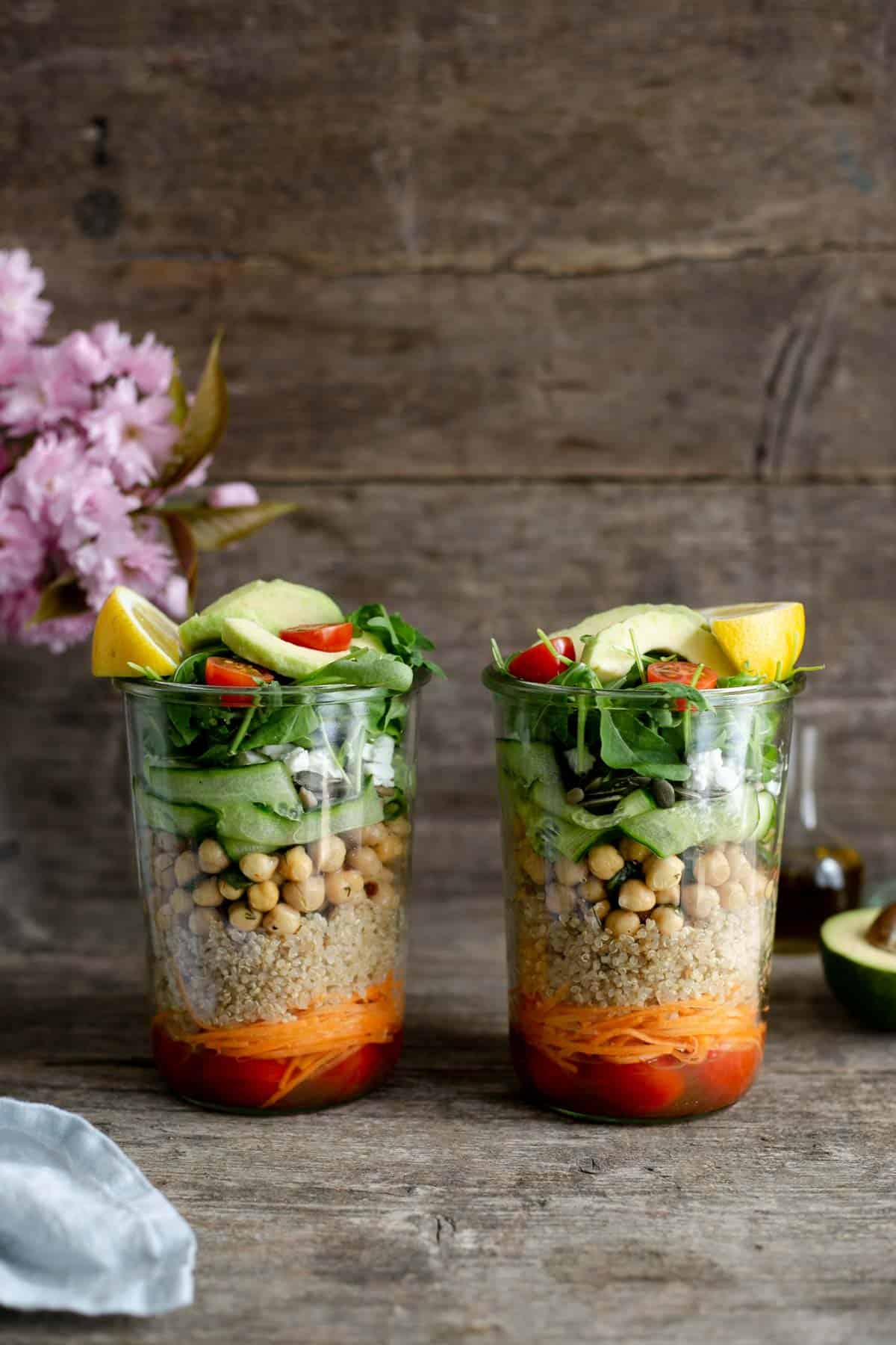 Tomato and quinoa salad jars. Easy and fun way to prepare your work lunch! #dairyfree #mealprep #saladjar | via @annabanana.co