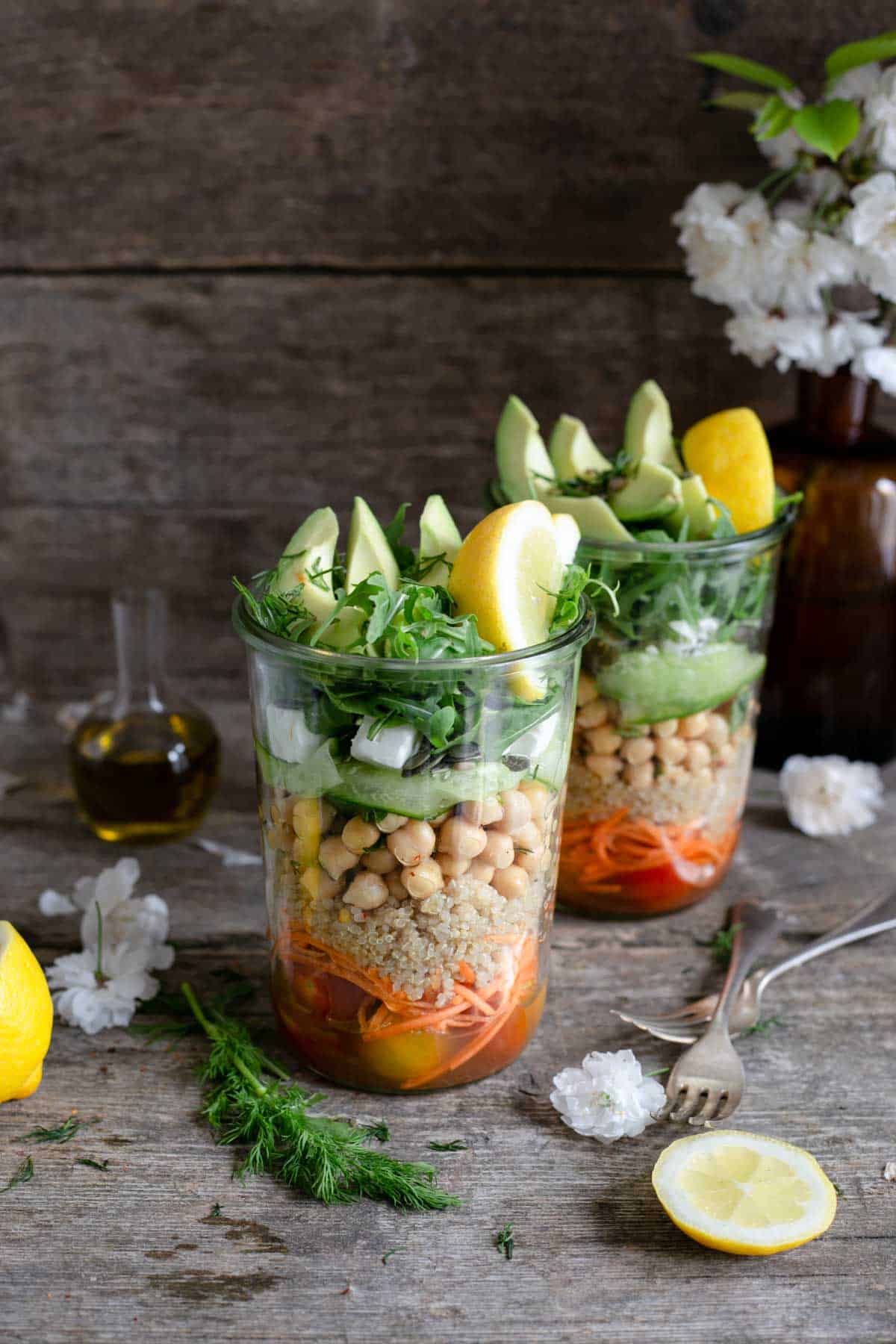 Tomato and quinoa salad jars, fun, healthy and delicious way to prep your meals! #veganrecipe #saladjar #healthyeating | via @annabanana.co