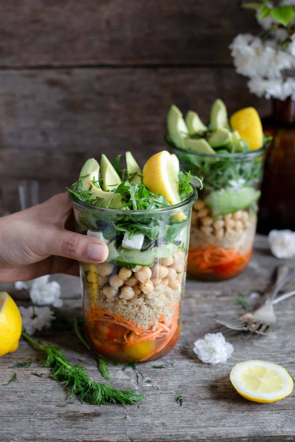 Tomato and quinoa salad jars. Easy and fun way to prepare your work lunch! #dairyfree #veganrecipe #saladjar | via @annabanana.co