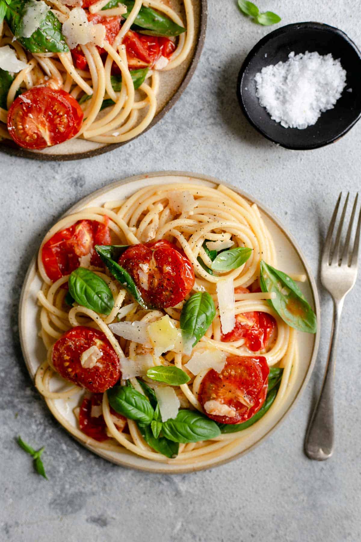 Super simple recipe for bucatini pasta with roasted tomatoes. Easy and delicious dish, perfect for a whole family! #bucatinipasta #simplerecipe 