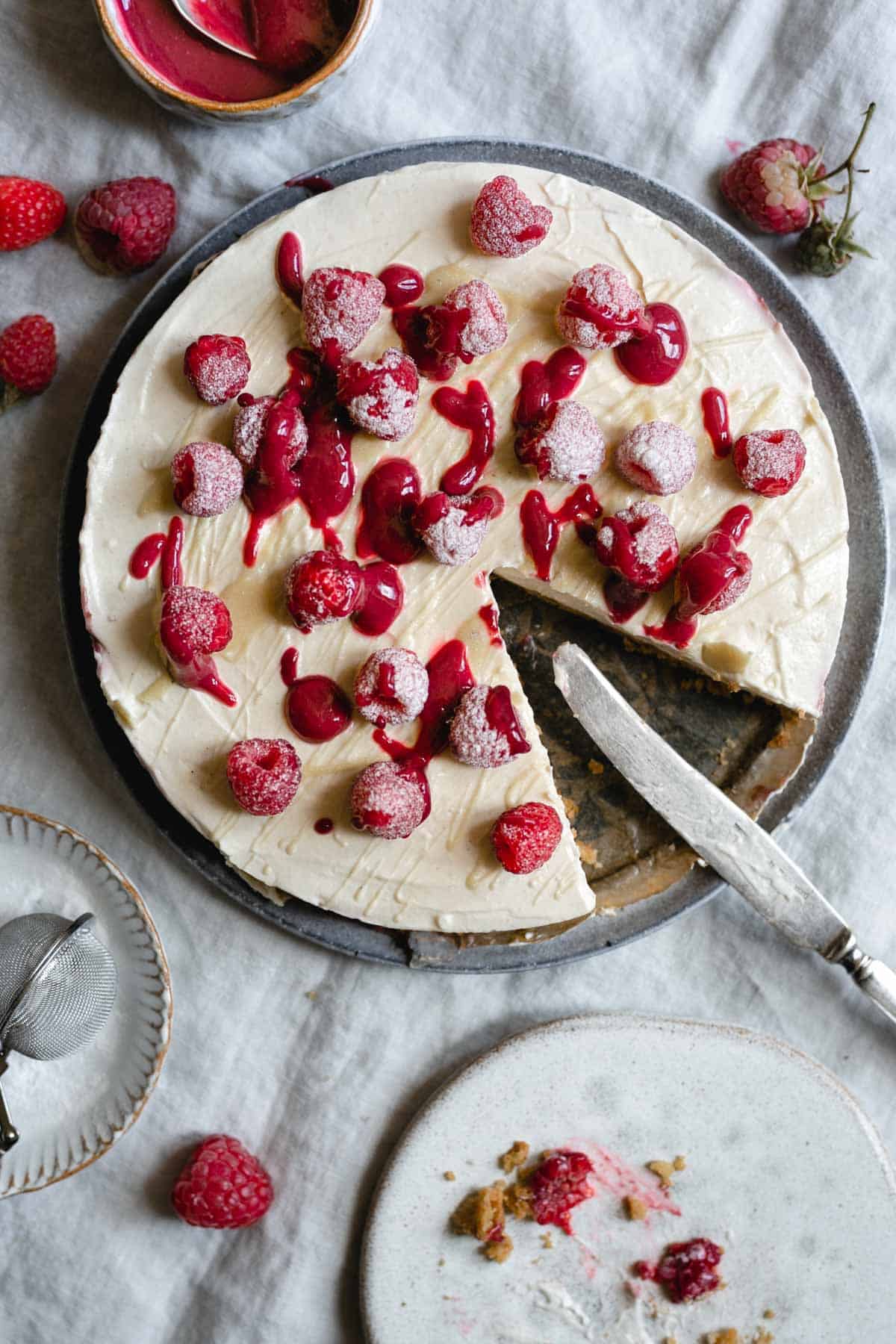Classic no-bake raspberry and white chocolate cheesecake. Always a crowd pleaser! #cheesecake #raspberries #nobakedessert #easyrecipe | via @annabanana.co