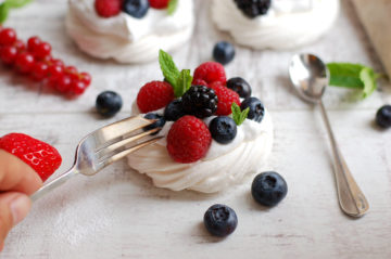 Pavlova meringue with berries