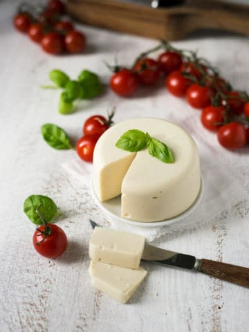 Vegan mozzarella cheese! Delicious, non- dairy alternative for all the cheese lovers. Super yummy and easy to follow recipe! | via @annabanana.co