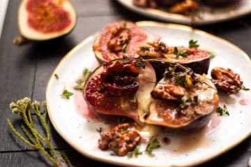 Baked figs with thyme recipe! Juicy, sweet figs straight from the oven, served with crunchy toasted walnuts and vegan mozzarella cheese. Perfect autumnal recipe! | via@ annabanana.co