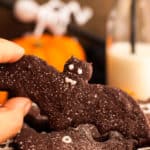 Halloween Chocolate Sugar Cookies! Delicious recipe for easy treat, super fun to make and 100% vegan! via@ annabanana.co