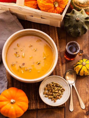 Delicious, full of flavour roasted pumpkin soup recipe. Soft, creamy and velvety bowl of goodness to keep you warm this Autumn! | via@ annabanana.co
