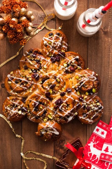 Orange and Cranberry Chelsea buns in a shape of a festive tree! Super sweet and tasty buns for the whole family! | via @annabanana.co