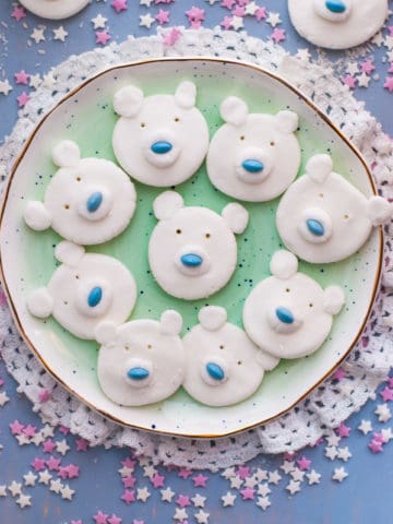 Polar Bear Peppermint Creams. Cute and fun festive treat made with aquafaba | via @annabanana.co