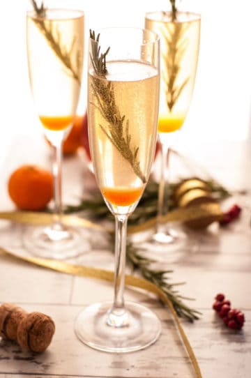 New Years Breeze Cocktail. Refreshing drink with Champagne or Prosecco, ideal for all toasts in New Year! | via @annabanana.co
