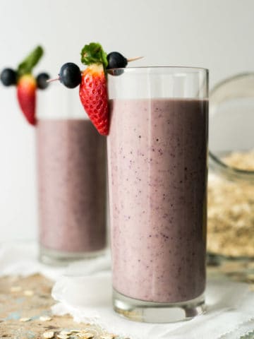 Classic blueberry and oat smoothie recipe. Healthy and quick way to start your day! | via @annabanana.co