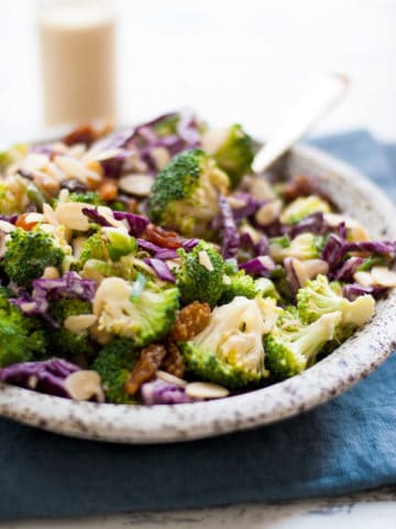 Super crunchy broccoli salad with creamy cashew dressing. Easy, fresh salad, ready in just 15 minutes, packed with healthy stuff! | via @annabanana.co