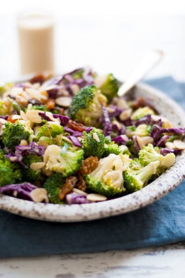 Super crunchy broccoli salad with creamy cashew dressing. Easy, fresh salad, ready in just 15 minutes, packed with healthy stuff! | via @annabanana.co