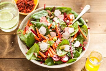 Super clean spinach and beetroot salad with lemon olive oil dressing | via @annabanana.co
