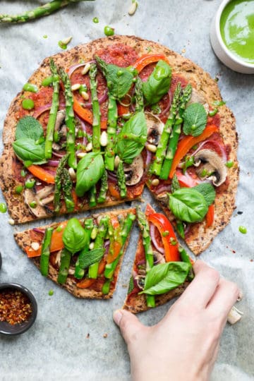 Cauliflower Pizza Crust topped with asparagus and spinach pesto | via @annabanana.co