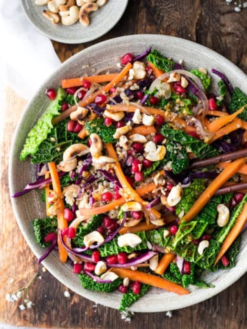 Super clean quinoa stir fry with cashews and vegetables, great for lunch or dinner! | via @annabanana.co