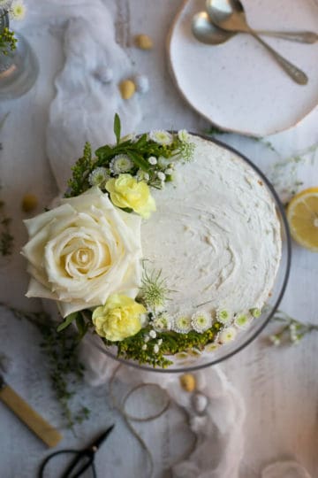 Delicious, light lemon and thyme sponge cake with creamy frosting | via @annabanana.co