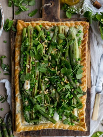 Charred asparagus tart with baby leeks, peas, pea shoots and fresh herbs | via @annabanana.co