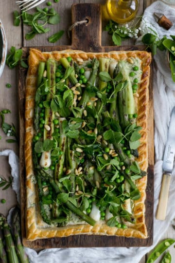 Charred asparagus tart with baby leeks, peas, pea shoots and fresh herbs | via @annabanana.co