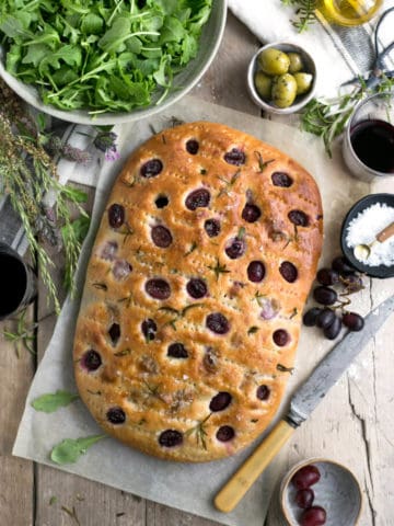 Rosemary focaccia with red grapes, sea salt and olive oil | via @annabanana.co