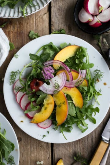 Summer peach and rocket salad with fresh dill | via @annabanana.co