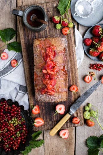 Delicious strawberry cake, packed with juicy summer fruit | via @annabanana.co