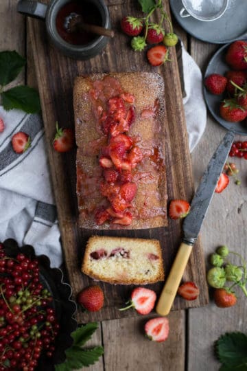 Strawberry summer cake packed with juicy summer fruit | via @annabanana.co