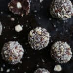 Vegan Ferrero Rocher. Super reach and creamy chocolate truffles with roasted hazelnuts | via @annabanana.co