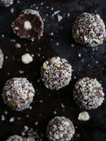 Vegan Ferrero Rocher. Super reach and creamy chocolate truffles with roasted hazelnuts | via @annabanana.co
