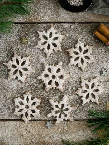 Cinnamon & maple snowflake cookies made with buckwheat flour. Perfect as a Christmas treat, also great as a gift for the loved ones, or a decoration for your Christmas tree! #glutenfree #vegan #cookies | via @annabanana.co