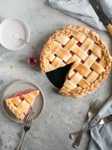 Classic rhubarb strawberry pie. Easy and delicious recipe for a whole family! #vegetarian #rhubarb #pie | via @annabanana.co