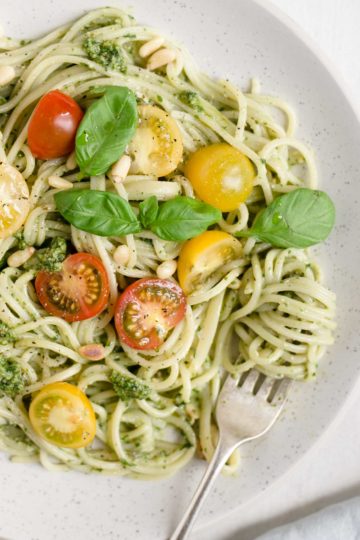 Super easy pesto pasta with cherry tomatoes. Perfect quick lunch or dinner, ready in 15 minutes! #dairyfree #veganfood #healthyfood | via @annabanana.co