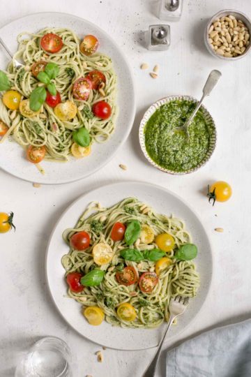 Pesto pasta with cherry tomatoes, ready in just 15 minutes! Easy and healthy lunch or dinner #vegan #veganrecipe #foodphotography | via @annabanana.co