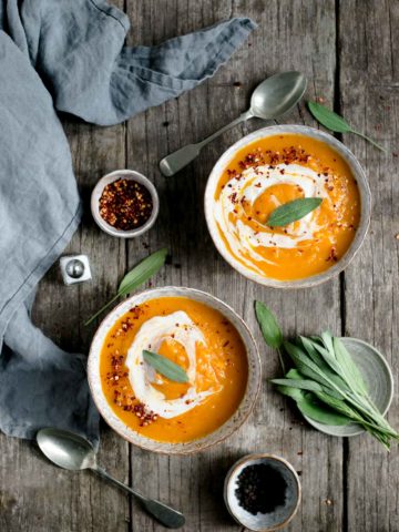 Healthy and delicious spicy butternut squash soup #vegan #glutenfree #soup | via @annabanana.co