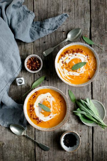 Healthy and delicious spicy butternut squash soup #vegan #glutenfree #soup | via @annabanana.co