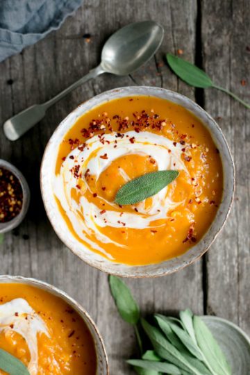 Super simple recipe for delicious spicy butternut squash soup #dairyfree #vegan #butternutsquash | via @annabanana.co
