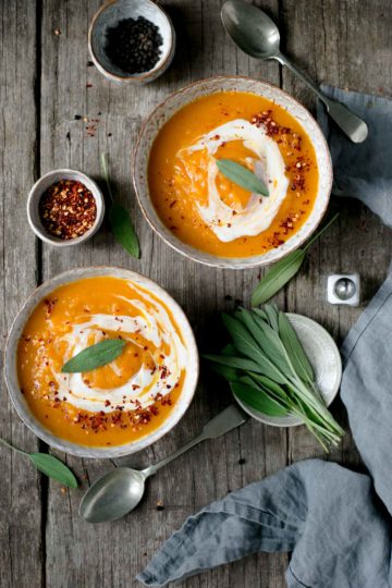 Spicy butternut squash soup #vegan #soup #butternutsquash | via@annabanana.co