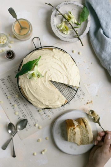 Vegan cake with white chocolate frosting and layer of blood orange curd #dairyfree #foodphotography #cake | via @annabanana.co