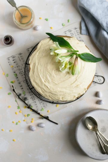Vegan white chocolate cake with blood orange curd #dairyfree #vegan #foodpgotography #cake | via @annabanana.co