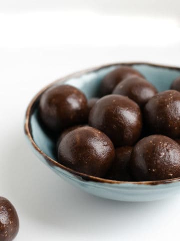 Chocolate peanut butter energy bites, raw, made with only 5 ingredients! #veganrecipe #rawtreats #dairyfree | via @annabanana.co