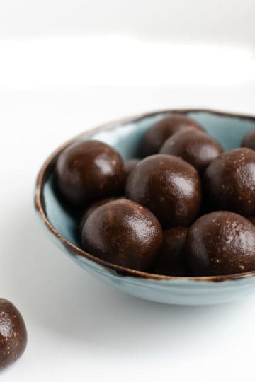 Chocolate peanut butter energy bites, raw, made with only 5 ingredients! #veganrecipe #rawtreats #dairyfree | via @annabanana.co